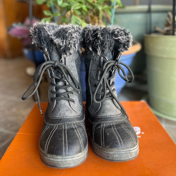 North side women’s winter faux fur lined boots size 8. Comes with box. VGUC - Picture 4 of 12